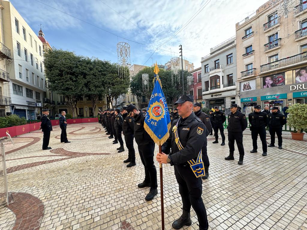 Policías Nacionales en el acto de izado de la Bandera en Elche.